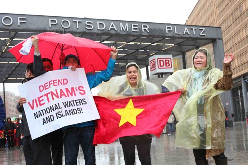 Overseas Vietnamese protest China’s violation of Vietnam’s sovereignty - ảnh 8